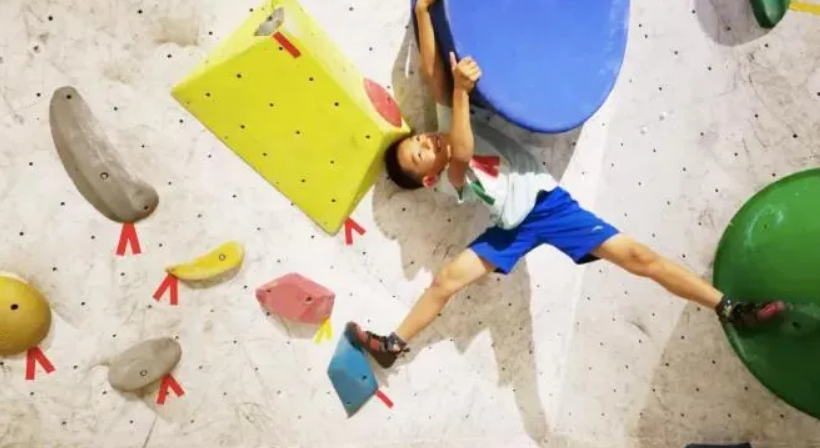 烁石攀岩入驻76net必赢官网商业，让娃尽情飞檐走壁，刺激