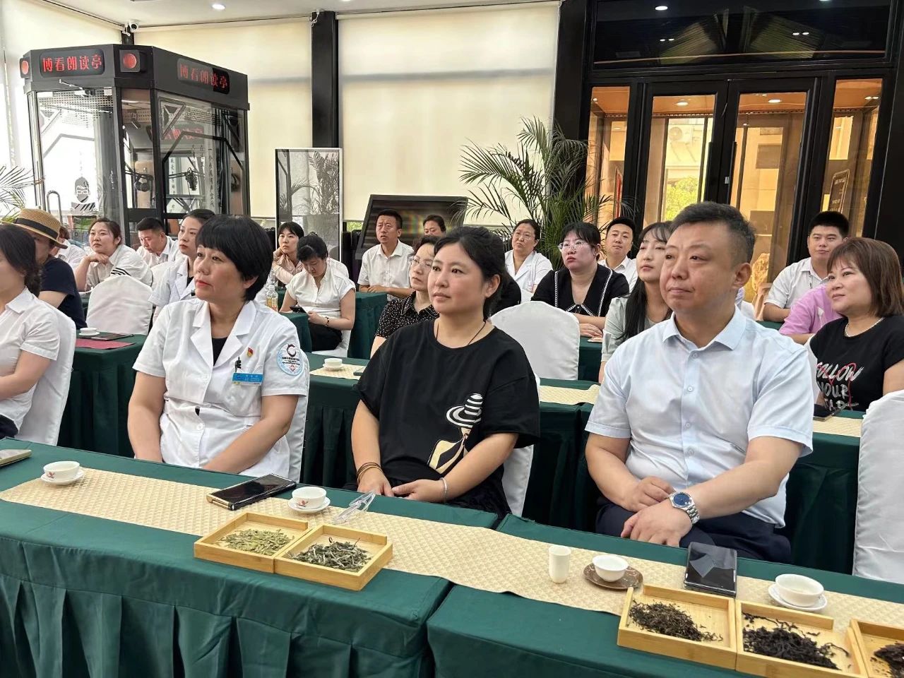 茶情雅韵 品香涤心丨76net必赢官网集团、温泉集团、公服集团茶艺兴趣班开课